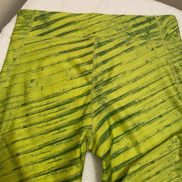 Under Armour Capri length tights.  Size Large. - Picture 2 of 4